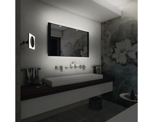 Moderná kúpeľňa s umývadlom, zrkadlom a kvetinovým dizajnom stien