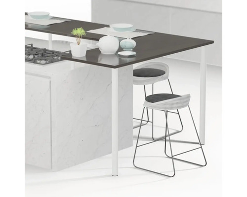 Kuchynský ostrovček s barovými stoličkami a riadom