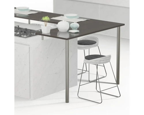 Kuchynský ostrovček s drezom, varnou doskou, riadom a barovými stoličkami.