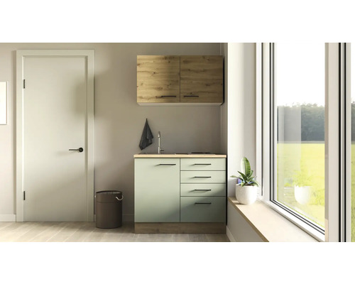 Kompaktná kuchynská linka s drezom, spodnou skrinkou, hornou skrinkou a oknom pre malé priestory