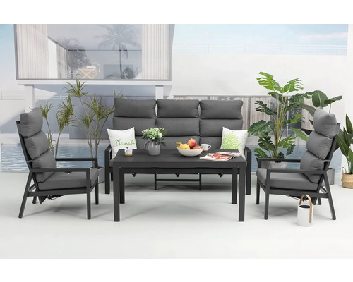 Sada záhradného nábytku s pohovkou, kreslom a stolom na terase