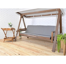 Záhradná scéna s drevenou hojdačkou so sivým čalúnením a príručným stolíkom