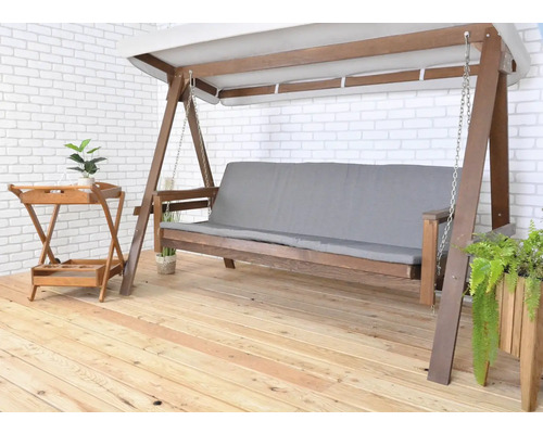 Záhradná scéna s drevenou hojdačkou so sivým čalúnením a príručným stolíkom