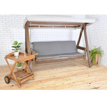 Drevená hojdačka so svetlosivým vankúšom a servírovacím vozíkom na terase