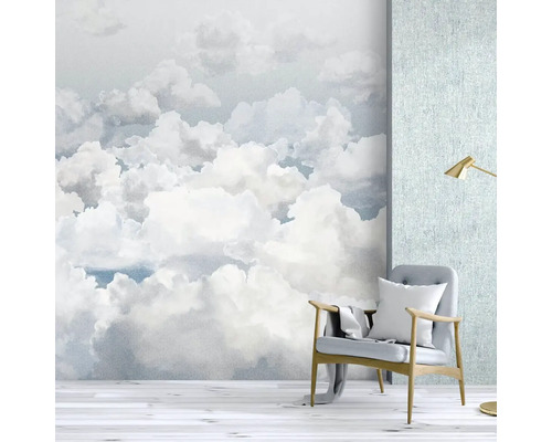 Obývacia izba s tapetou s motívom oblakov, kreslom a stojacou lampou.