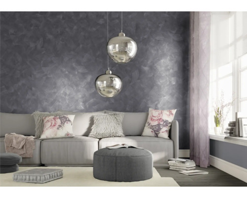 Obývacia izba so sivou nástennou dekoráciou, pohovkou, vankúšmi a závesnými lampami