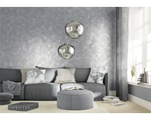 Obývacia izba s pohovkou, vankúšmi, stoličkou a dekoratívnou nástennou maľbou.