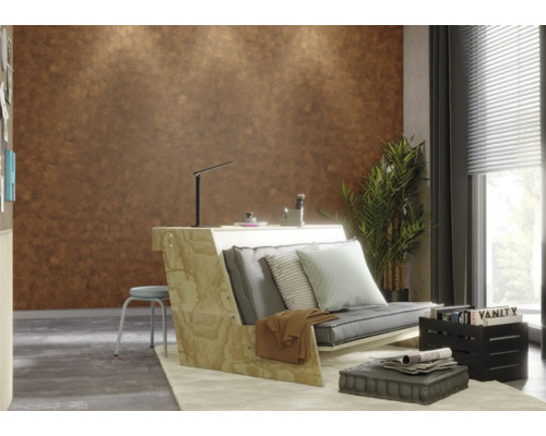 Moderná izba s písacím stolom, posedením s vankúšmi a dekoráciami