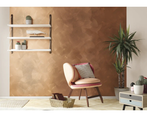 Obývacia izba s hnedou maľbou stien, regálom, kreslom, izbovou rastlinou a príručným stolíkom.