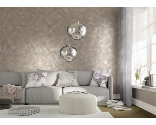 Obývacia izba s efektovou farbou na stene, pohovkou, vankúšmi a dvoma závesnými lampami