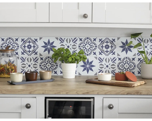 Samolepiaci PVC panel modrý Wall Tiles Nadia 15,25 x 15,25 cm Kuchynská scéna so vzorovanými dlaždicami, pracovnou doskou a kuchynským náčiním