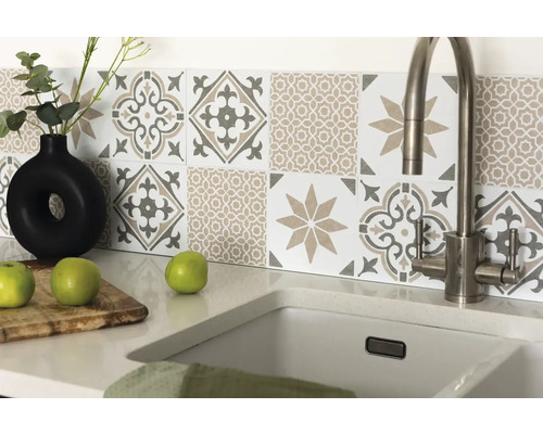 Samolepiaci PVC panel olive Wall Tiles Nadia 15,25 x 15,25 cm Kuchynská scéna s drezom, batériou a obkladmi s ornamentálnym vzorom
