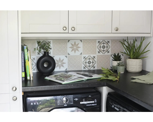 Práčovňa s práčkou, pracovnou doskou, dlaždicami a dekoratívnymi prvkami