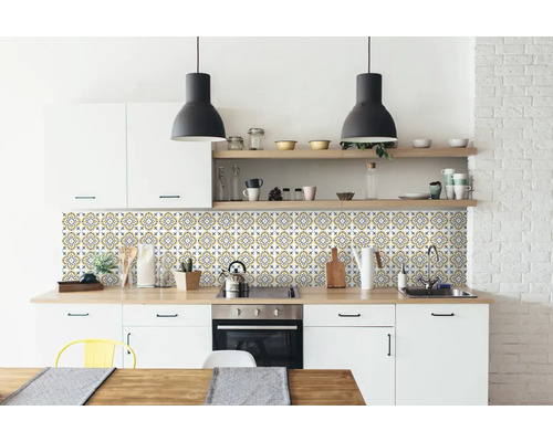 Samolepiaci PVC panel zlatý Wall Tiles Jamila 15,25 x 15,25 cm Svetlá kuchyňa s obkladom v štýle retro, kuchynskými skrinkami a drevenou pracovnou doskou