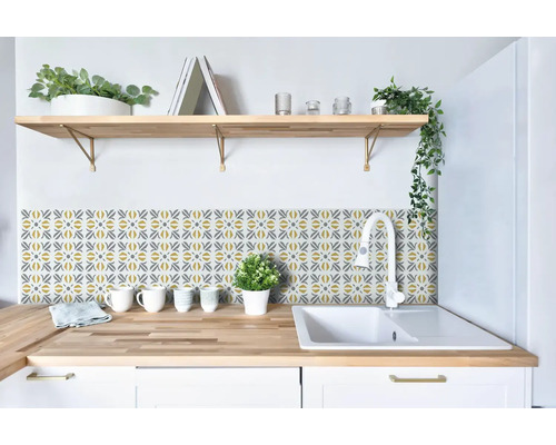 Samolepiace PVC panel zlatý Wall Tiles Cubia 15,25 x 15,25 cm Kuchynská scéna s drezom, pracovnou doskou a dekoratívnymi samolepkami na dlaždice