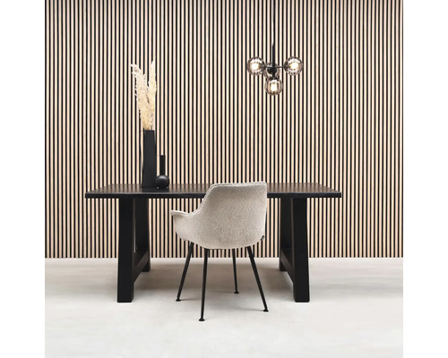 Jedáleň s jedálenským stolom, stoličkou a dekoráciou pred obkladom stien.