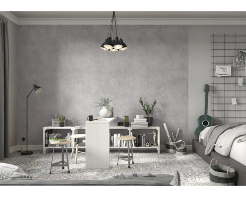 Svetlá pracovňa so stolom, policami a dekoráciami