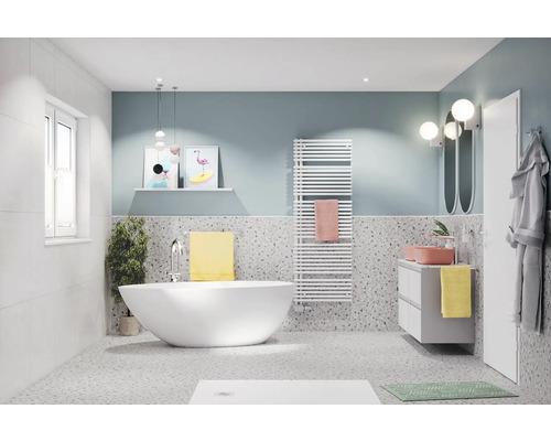 Kúpeľňa s voľne stojacou vaňou, ohrievačom uterákov, umývadlom a zrkadlom