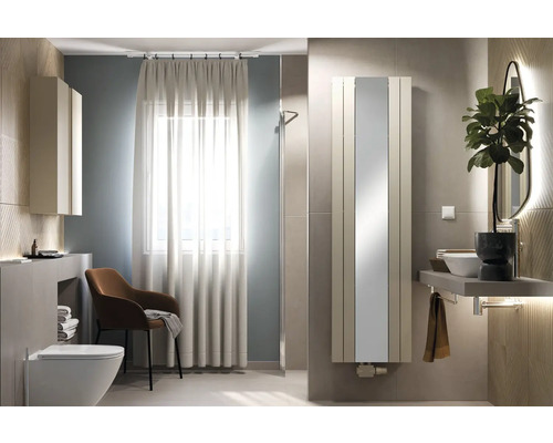 Moderná kúpeľňa s radiátorom na uteráky, umývadlom a toaletou.