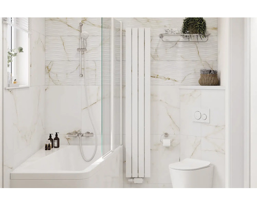 Kúpeľňa s vaňou, sprchovou zástenou, rebríkovým radiátorom a toaletou pred obkladom stien s mramorovým vzhľadom
