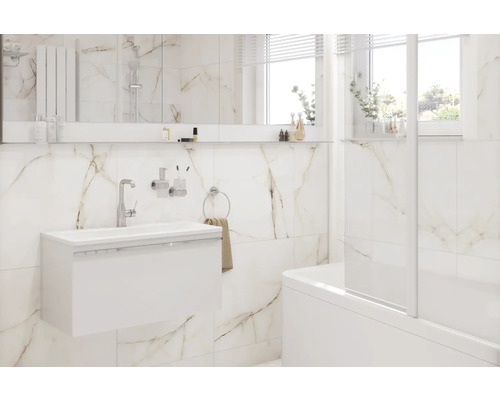 Svetlá kúpeľňa s umývadlovou skrinkou, zrkadlom a vaňou