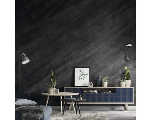 Obývacia izba s komodou, stolom, pohovkou, lampou a nástennou dekoráciou