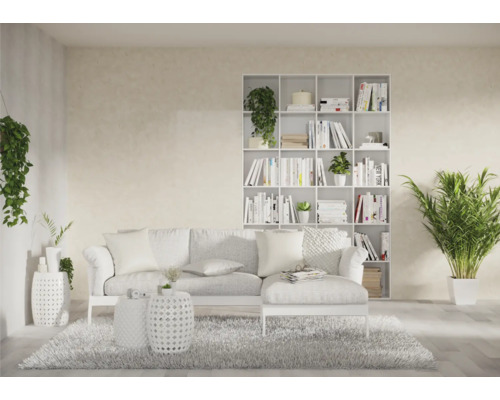 Svetlá obývacia izba s pohovkou, knižnicou a izbovými rastlinami pre priateľskú atmosféru