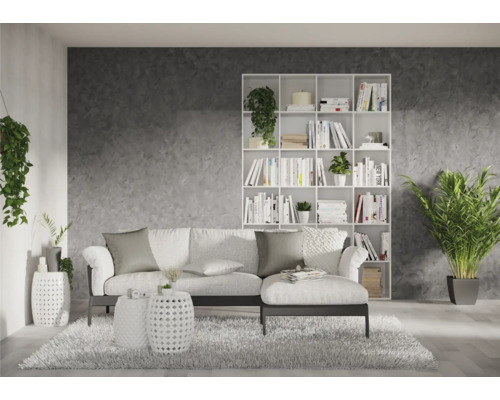 Obývacia izba s pohovkou, knižnicou a izbovými rastlinami