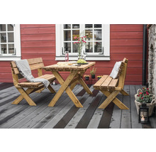 Drevená záhradná sedacia súprava so stolom a lavicami na terase