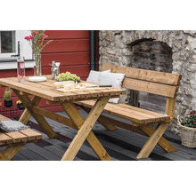 Drevená záhradná súprava so stolom a lavicami na terase