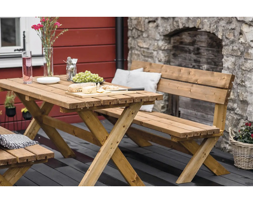 Drevená záhradná súprava so stolom a lavicami na terase