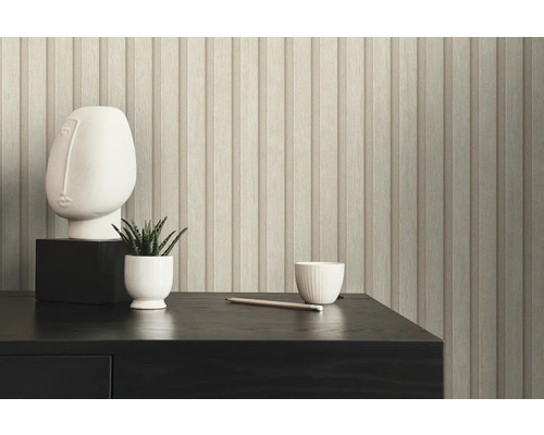 Detail steny s tapetou s dreveným obložením, sochy, rastliny a šálky na stole.