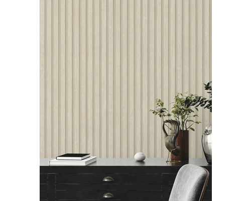 Dekoratívna stena s panelovou tapetou vo vzhľade dreva, kombinovaná s komodou a rastlinami