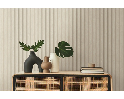 Dekoratívny príborník s vázami a rastlinami pred nástenným panelom