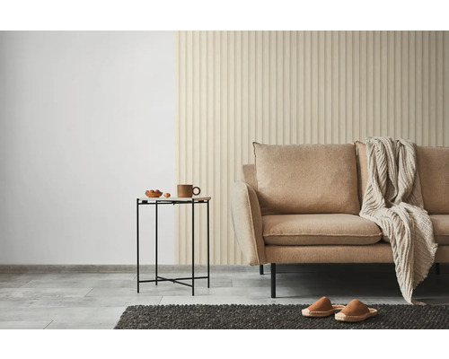 Obývacia izba s pohovkou, príručným stolíkom a stenovými panelmi