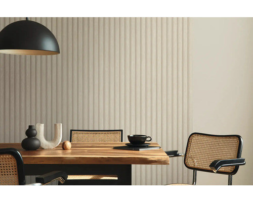 Jedáleň s dreveným stolom, stoličkami, lampou a obkladom stien