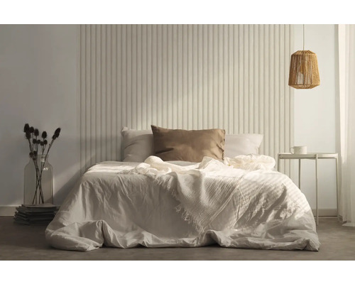 Spálňa s posteľou, nočným stolíkom a dekoratívnym obkladom stien