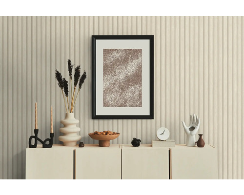 Dekoratívny interiér s komodou, obrazom, sviečkami a vázami ako dizajn miestnosti