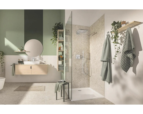 Svetlá kúpeľňa so sprchou, umývadlom a zrkadlom