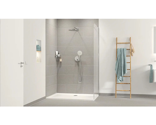 Svetlá kúpeľňa so sprchou a rebríkom na uteráky