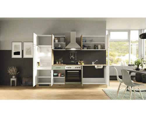 Moderná kuchyňa s otvorenými skrinkami, chladničkou, sporákom a drezom