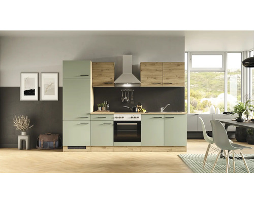 Svetlá kuchyňa s drevenými kuchynskými skrinkami a digestorom