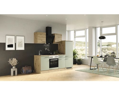 Kompletná kuchyňa s drezom, sporákom, digestorom a skrinkami vo svetlom, modernom dizajne.