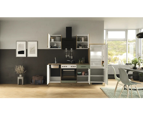 Kuchynská linka s drezom, sporákom, digestorom a chladničkou vo svetlej miestnosti