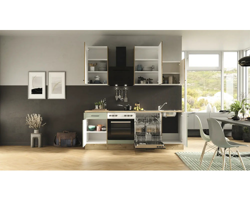 Moderná kuchyňa so vstavanými skriňami, digestorom, drezom, umývačkou riadu a elektrickým sporákom.