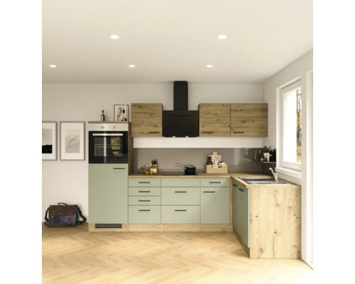 Svetlá kuchyňa s modernými spotrebičmi, pracovnými doskami a skrinkami v drevenom vzhľade