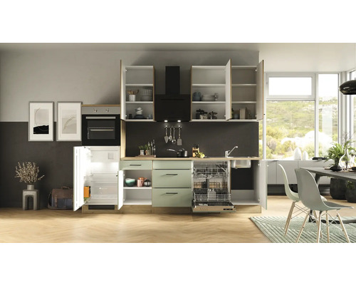 Kompletná kuchyňa s vstavanými spotrebičmi, skriňami, drezom, umývačkou riadu a odsávačom pár.