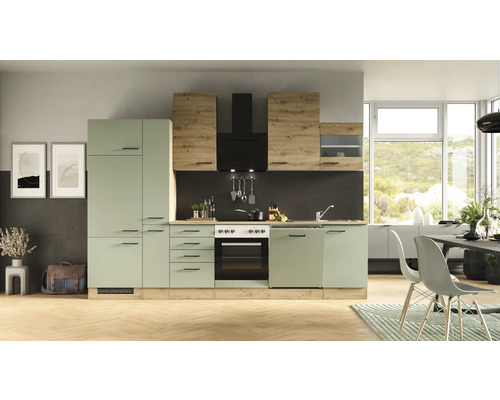 Svetlá kuchyňa s kuchynskými skrinkami v tónoch dreva a zelenej, digestorom a drezom