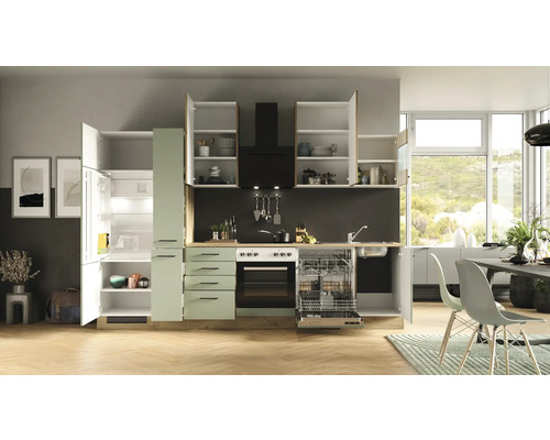 Svetlá kuchyňa so vstavanými spotrebičmi, drezom a pracovnou doskou