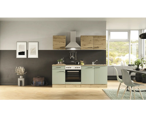 Svetlá kuchyňa so vstavanými spotrebičmi, umývadlom a pracovnou doskou